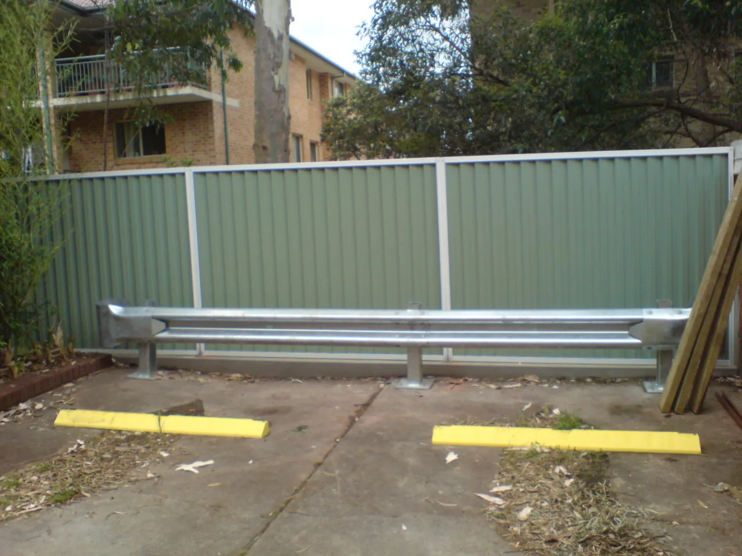 two-tone-colourbong-fence-in-car-park-1[1]